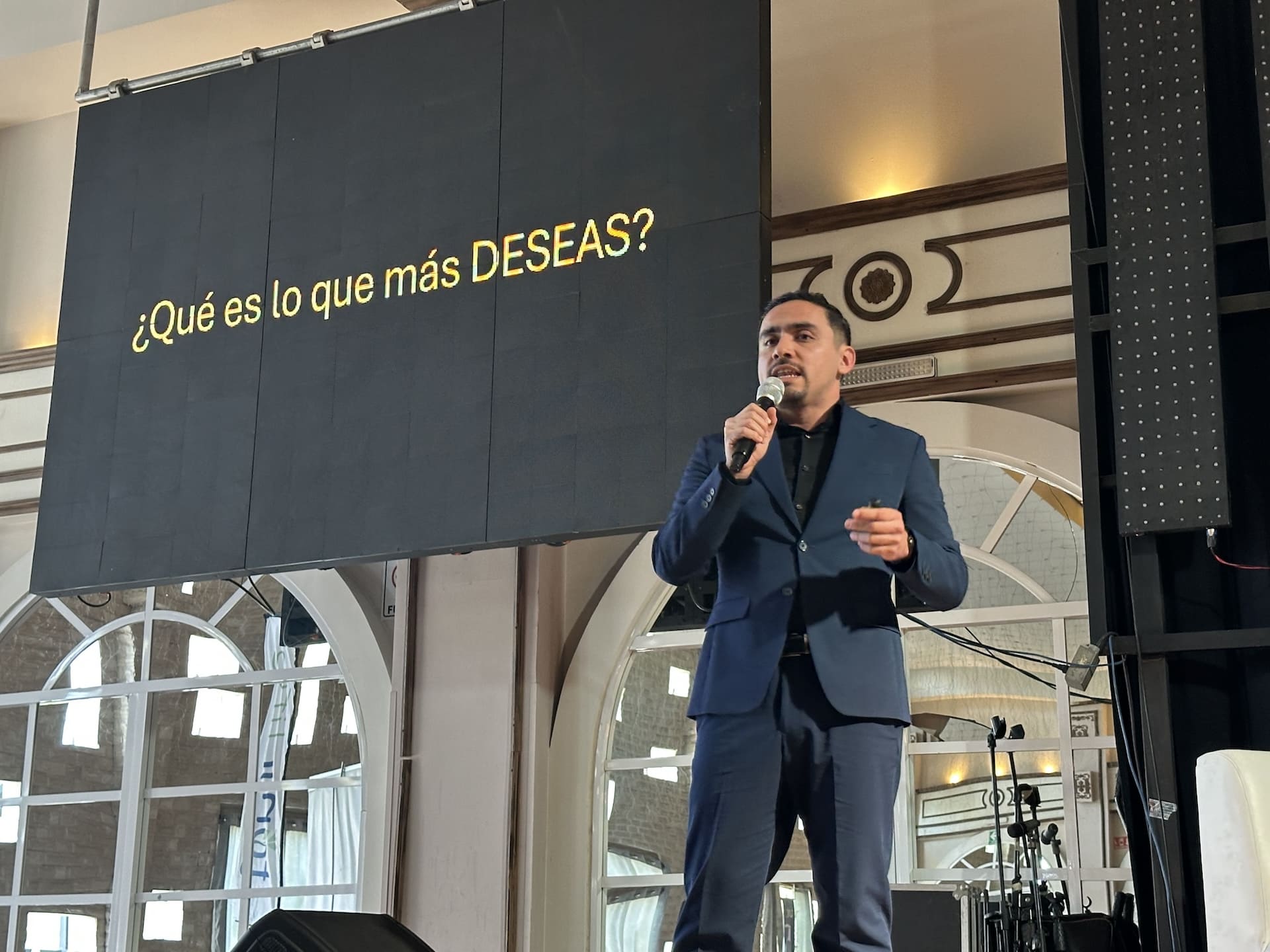 Alfonso Castro dando una conferencia